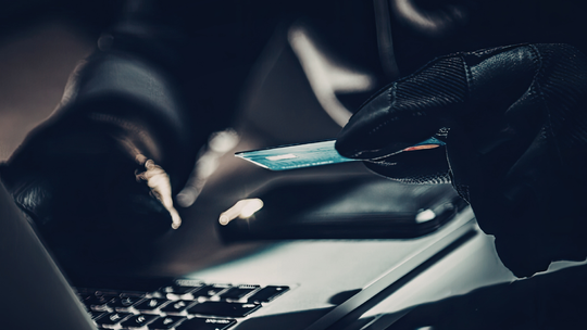 Oszustowi wysłał zdjęcie dowodu osobistego. Stracił ponad 50 tys. złotych