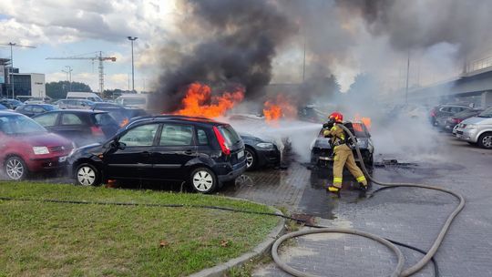 pożar samochodów na parkingu przy lotnisku w Gdańsku