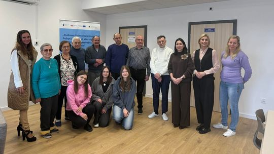 Warto ocalić od zapomnienia historie seniorów, tak jak robią to Zuzia, Ania i Sandra z Sierakowic