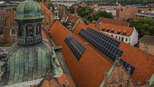 Panele fotowoltaiczne nadal na dachu bazyliki św. Brygidy. Będzie kolejna kara?