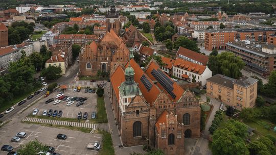 Panele fotowoltaiczne znikną z dachu św. Brygidy. Jest decyzja konserwatora zabytków