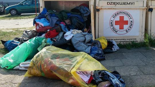 PCK, Biedronka i Caritas apelują do premiera o zmiany w segregacji tekstyliów