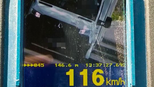 zdjęcie z rejestratora prędkości pokazujące mercedesa, który przekroczył prędkość w Rzuszczcach