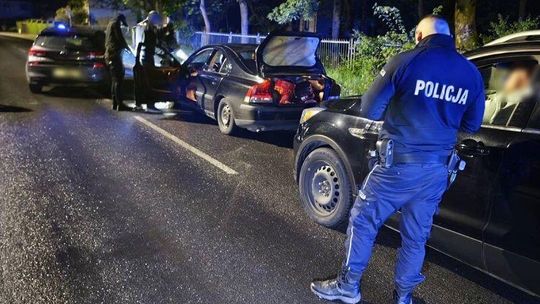 policjanci kontrolujący pseudokibiców, którzy chcieli wykonać nielegalne graffiti