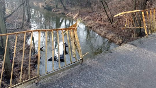 wypadek, samochód wjechał do rzeki, Pelplin