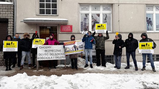 Wejherowo: Głośny protest i petycja. Mieszkańcy dwóch miejowości od lat walczą o chodnik