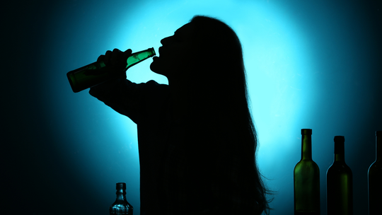 Pijane wakacje. Czy dzieci piją alkohol? Lekarze: „Oczywiście, i to coraz częściej”