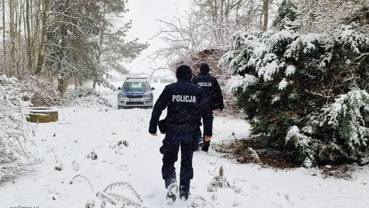 Bytów: Pijany i przemarźnięty leżał w zaspie. Uratowali go policjanci