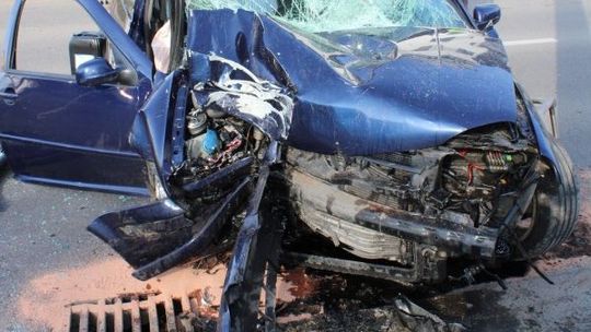 Pijany uderzył w słup, kierował z trzema zakazami. Policja wnioskuje o wydalenie go z Polski