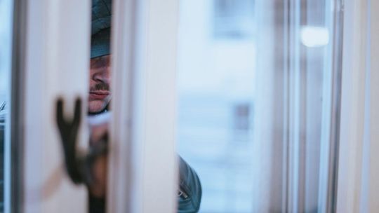 Gdańsk: Pijany włamał się do mieszkania. Śpiącego w łóżku znalazła go właścicielka