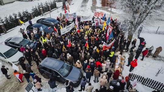 Pikieta w Kielnie w obronie krzyża w szkole. Nauczycielka zawieszona