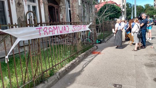 Protest przeciw budowie linii tramwajowej przez ulicę Bohaterów Getta Warszawskiego