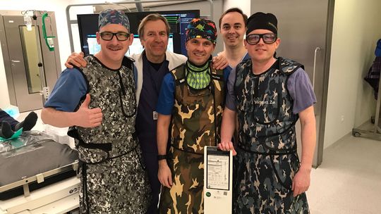 Gdańsk. Pionierski zabieg kardiologów. Miniaturowa „klepsydra” pomaga w leczeniu dławicy opornej