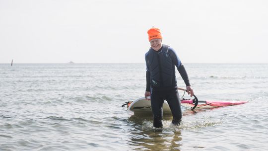 Piotr Dudek z Gdyni najstarszym windsurfrem na świecie