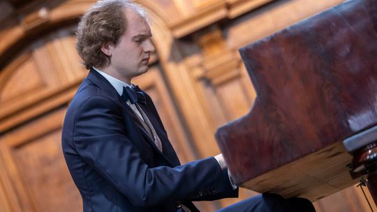 Gdański pianista gra dla WOŚP! Piotr Pawlak zaprasza na wyjątkową lekcję Piotr Pawlak zaprasza na lekcję. Gdański pianista gra dla WOŚP!