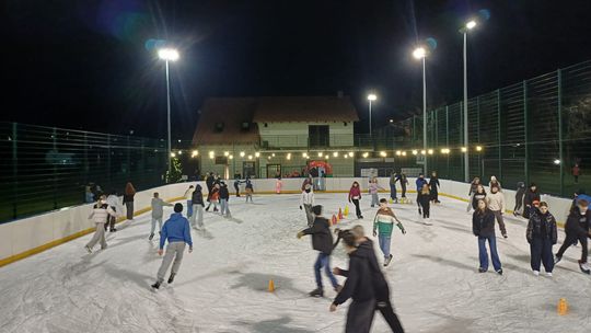 Zimowy hit na Kaszubach! W Sierakowicach działa darmowe lodowisko