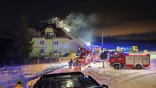 Płonął budynek wielorodzinny w Starkowej Hucie. W akcji 9 zastępów straży pożarnej