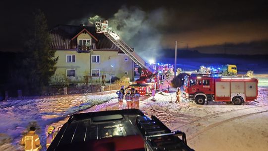 Płonął budynek wielorodzinny w Starkowej Hucie. W akcji 9 zastępów straży pożarnej