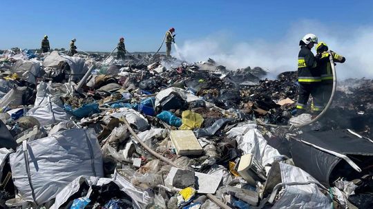 Pożar hałdy śmieci na Pomorzu! Ogromne zadymienie w Ostrowitem