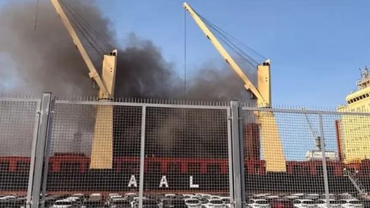 Płonie ładownia statku na terenie Nowego Portu w Gdańsku. Wewnątrz odpady, złom i gumy pożar na statku w Nowym Porcie w Gdańsku