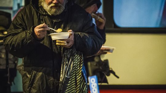 Po co bezdomnemu kapcie, czyli cztery przystanki Autobusu SOS Towarzystwa Pomocy Świętego Brata Alberta