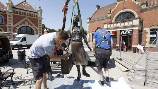 Po czterech latach Pomnik Kinderstransportów wróci przed dworzec w Gdańsku