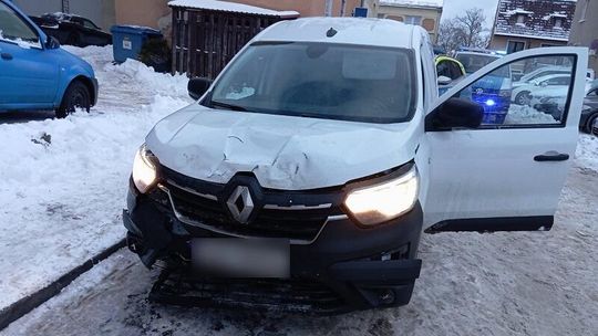 Lębork: Po pijaku spowodował kolizję i uciekł. Gdy zobaczył policję, próbował zamienić się miejscami