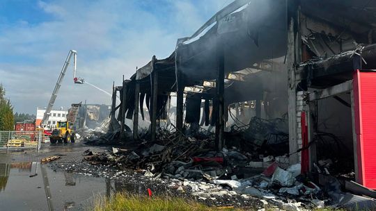 Po pożarze hali w Gdyni. Trwa dogaszanie pogorzeliska i prace rozbiórkowe