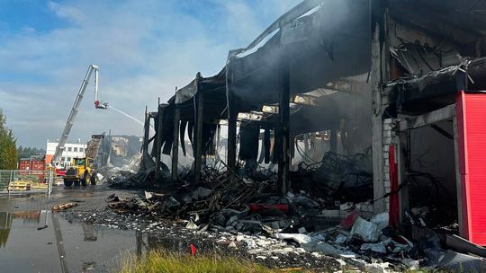 Po pożarze hali w Gdyni. Trwają dogaszanie pogorzeliska i prace rozbiórkowe