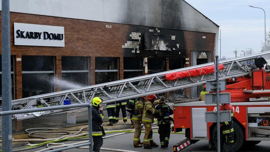 Po pożarze marketu w Czersku. Straty liczone w milionach złotych, śledztwo trwa