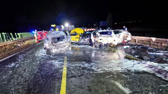 Po tragicznym karambolu. Kierowca ciężarówki nie zwolnił i z prędkością 89 km/h wbił się w stojące samochody...