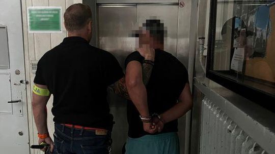 pobił, groził podpaleniem i usunął ukraińską flagę, mężczyzna usłyszał aż dziewięć zarzutów