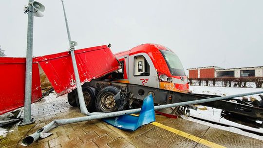 zderzenie ciężarówki i pociągu na przejeździe kolejowym w Widzinie