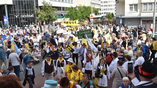 Pociągi Transcassubia i 100-metrowa flaga. Gdynia rozpoczęła XXVII Światowy Zjazd Kaszubów