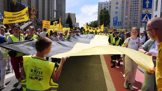 Pociągi Transcassubia i 100-metrowa flaga. Gdynia rozpoczęła XXVII Światowy Zjazd Kaszubów