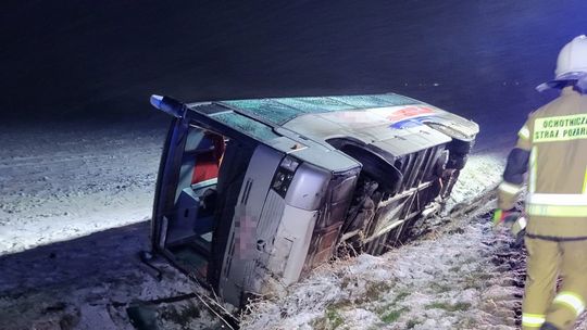 Pod Pelplinem autobus wpadł do rowu! W środku było siedmiu pasażerów