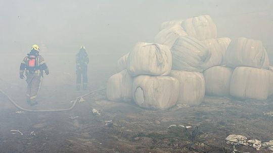 W gminie Krokowa palą się baloty słomy. Akcję gaśniczą utrudnia porywisty wiatr