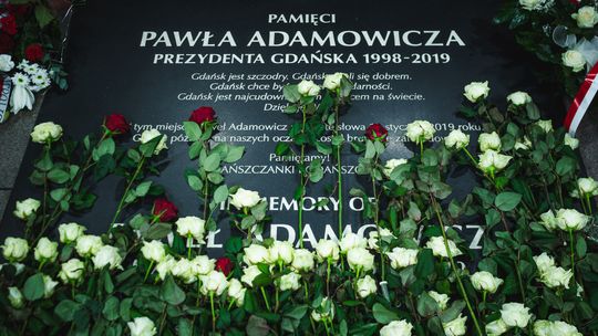 kwiaty, tablica, Paweł Adamowicz, Gdańsk 2025