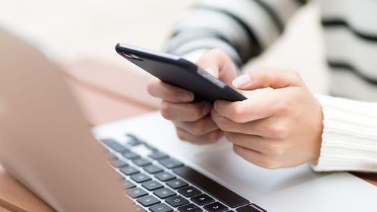 smartfon, SMS, zdjęcie ilustracyjne