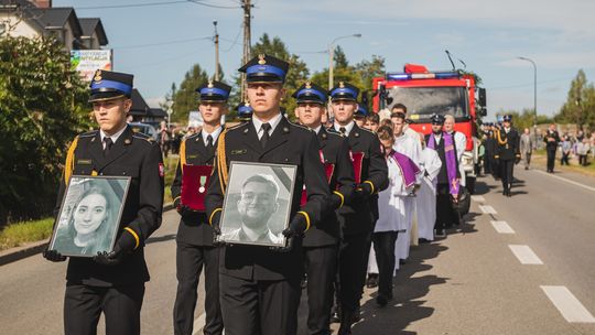 Pogrzeb strażaków z Żukowa. Karolinę i Łukasza żegnały tłumy