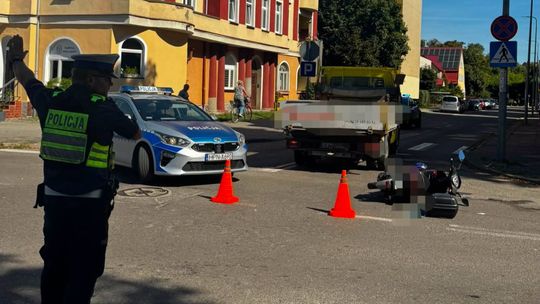 Ciężarówka zderzyła się z motorowerem w Lęborku. Są utrudnienia w ruchu
