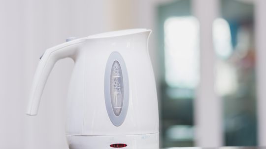 Pojemność, funkcje i wygląd. Jaki czajnik elektryczny kupić do domu, biura i pokoju na wynajem?