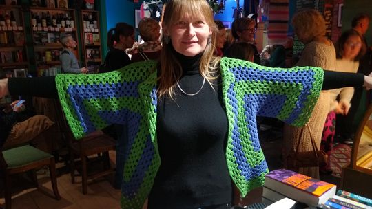 Pokaz mody w Księgarni Kameralnej „Książka i Wino”! Na wybiegu - dziewiarki dziewiarski pokaz mody Gdańsk księgarnia Kasiążka i wino