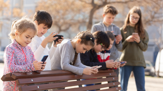 Szkoła odzyskuje dzieci spod władzy telefonów! Od 1 września duże zmiany
