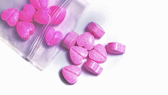 Pół kilograma narkotyków w domu mieszkańca Lęborka. Policja ustala, czy nimi handlował