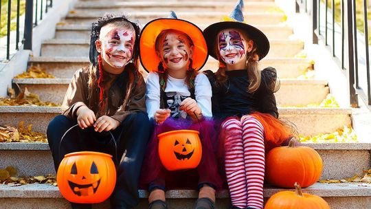 Polacy coraz chętniej obchodzą Halloween. Sklepy pełne dyń, kostiumów i słodyczy