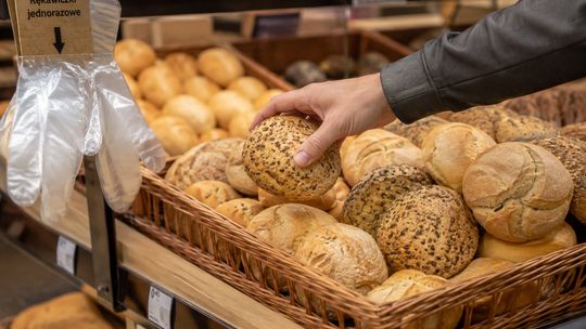 „Macanie” pieczywa w sklepach znów pod lupą. GIS wyjaśnia, co wolno klientom, a za co odpowiada sklep