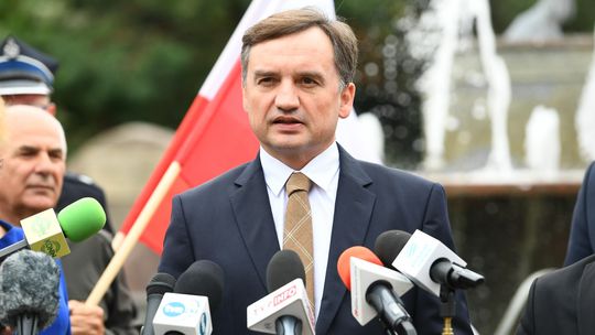 Polacy o azylu i ewentualnemu ułaskawieniu Zbigniewa Ziobry. Jest sondaż