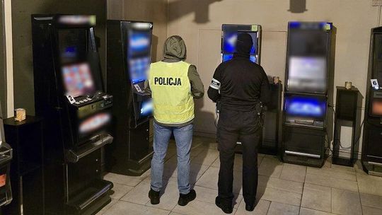 Policja i KAS zlikwidowały nielegalne salony gier. 11 automatów i gotówka