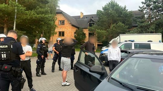 Policja zapobiegła bijatyce kiboli na Pomorzu. Uciekli w las i... rzucali kłody pod nogi